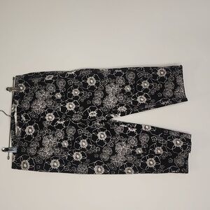 Kim size 10 black and white print Capris pants      E50